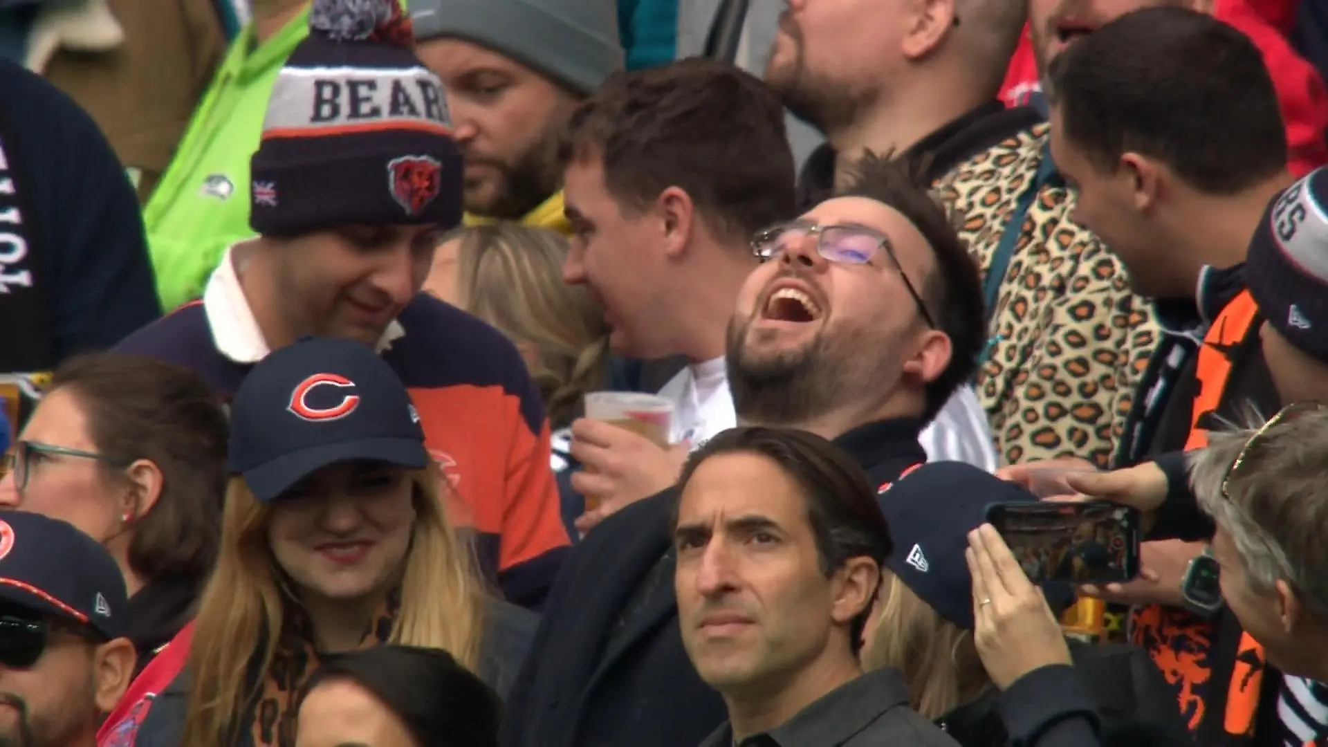 Fans feiern britische Hymne im Stadion "God save the King"