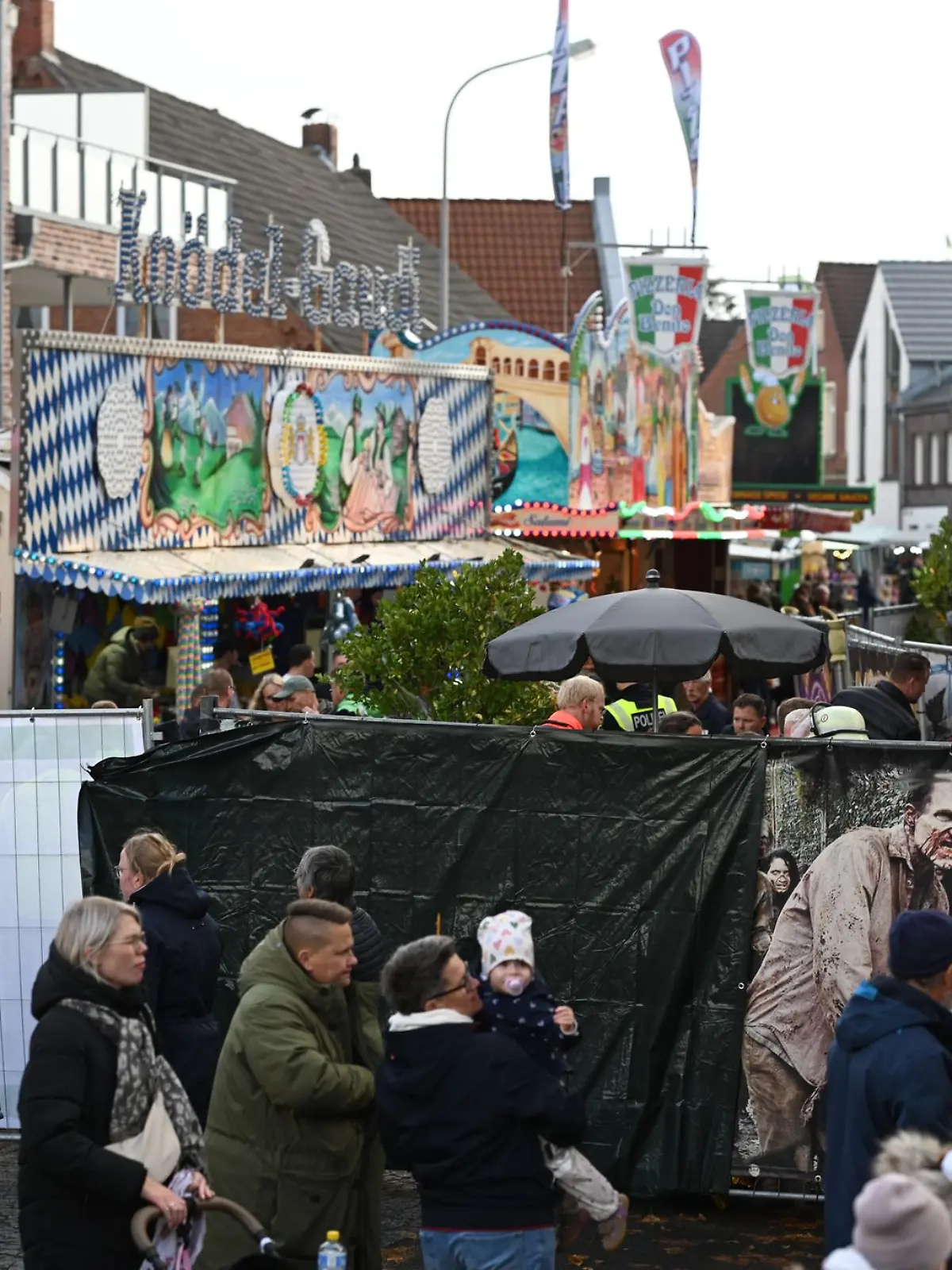 Bild zu: "Feuer in der Geisterbahn! Mehrere Verletzte auf Volksfest in Leer"