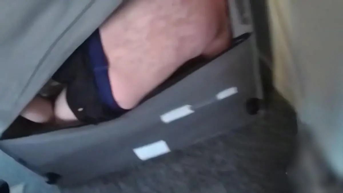 Ab in die Ritze! Mann versteckt sich im Sofa vor der Polizei Beamten nehmen es mit Humor