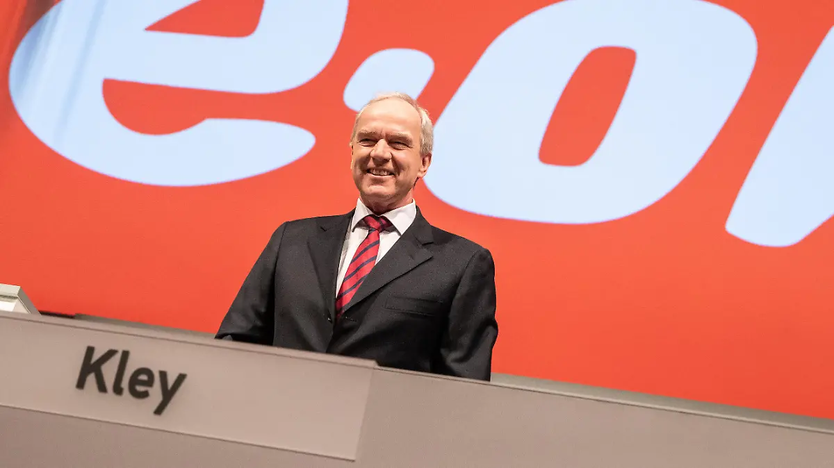 Karl-Ludwig Kley (l), Vorsitzender des Aufsichtrates, vor der Hauptversammlung vor dem Unternehmenslogo. Der Energieversorger Eon kommt nach Angaben von Vorstandschef Johannes Teyssen bei der Vorbereitung der Innogy-bernahme Çgut voranÈ.