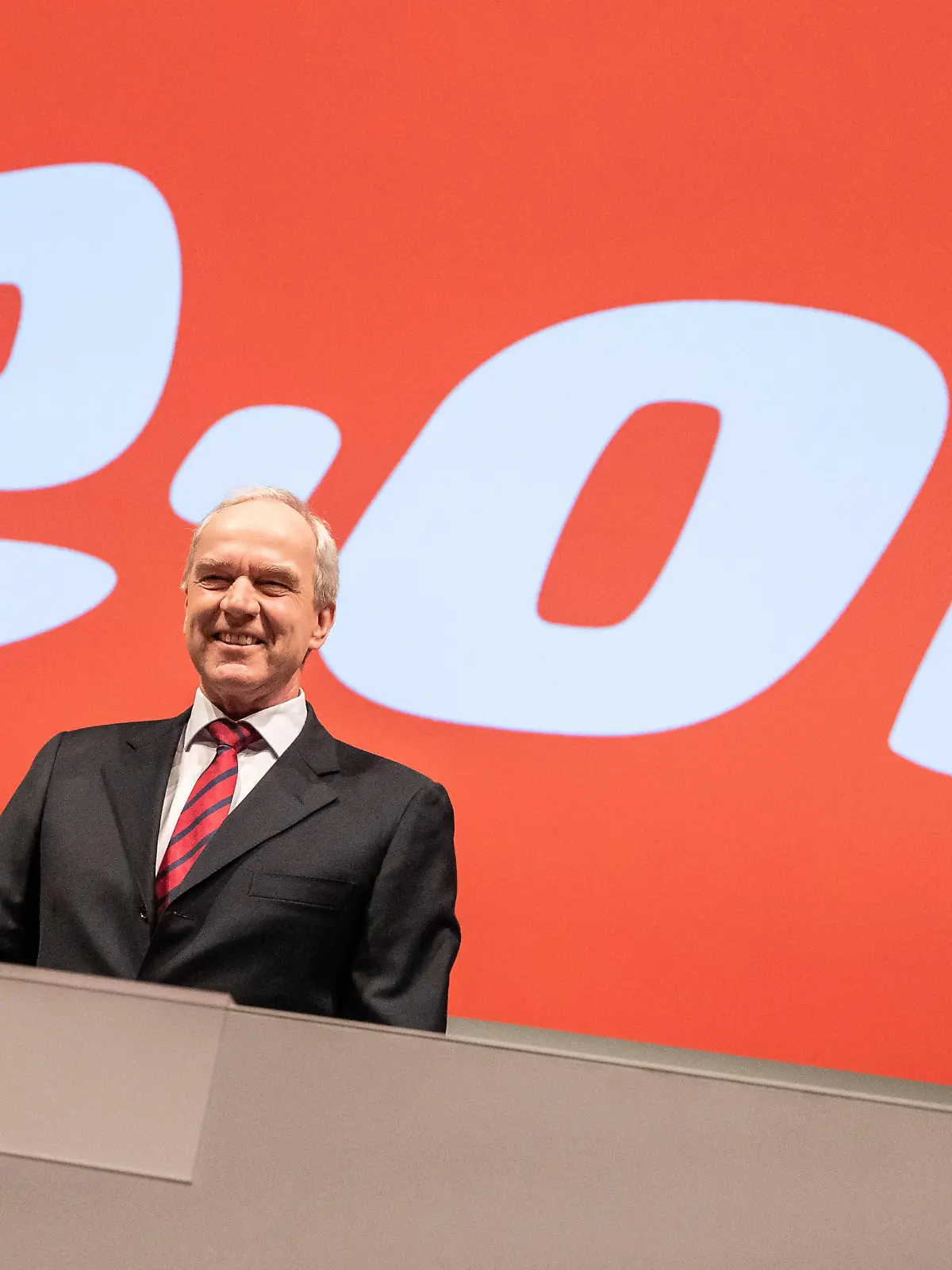 Karl-Ludwig Kley (l), Vorsitzender des Aufsichtrates, vor der Hauptversammlung vor dem Unternehmenslogo. Der Energieversorger Eon kommt nach Angaben von Vorstandschef Johannes Teyssen bei der Vorbereitung der Innogy-bernahme Çgut voranÈ.