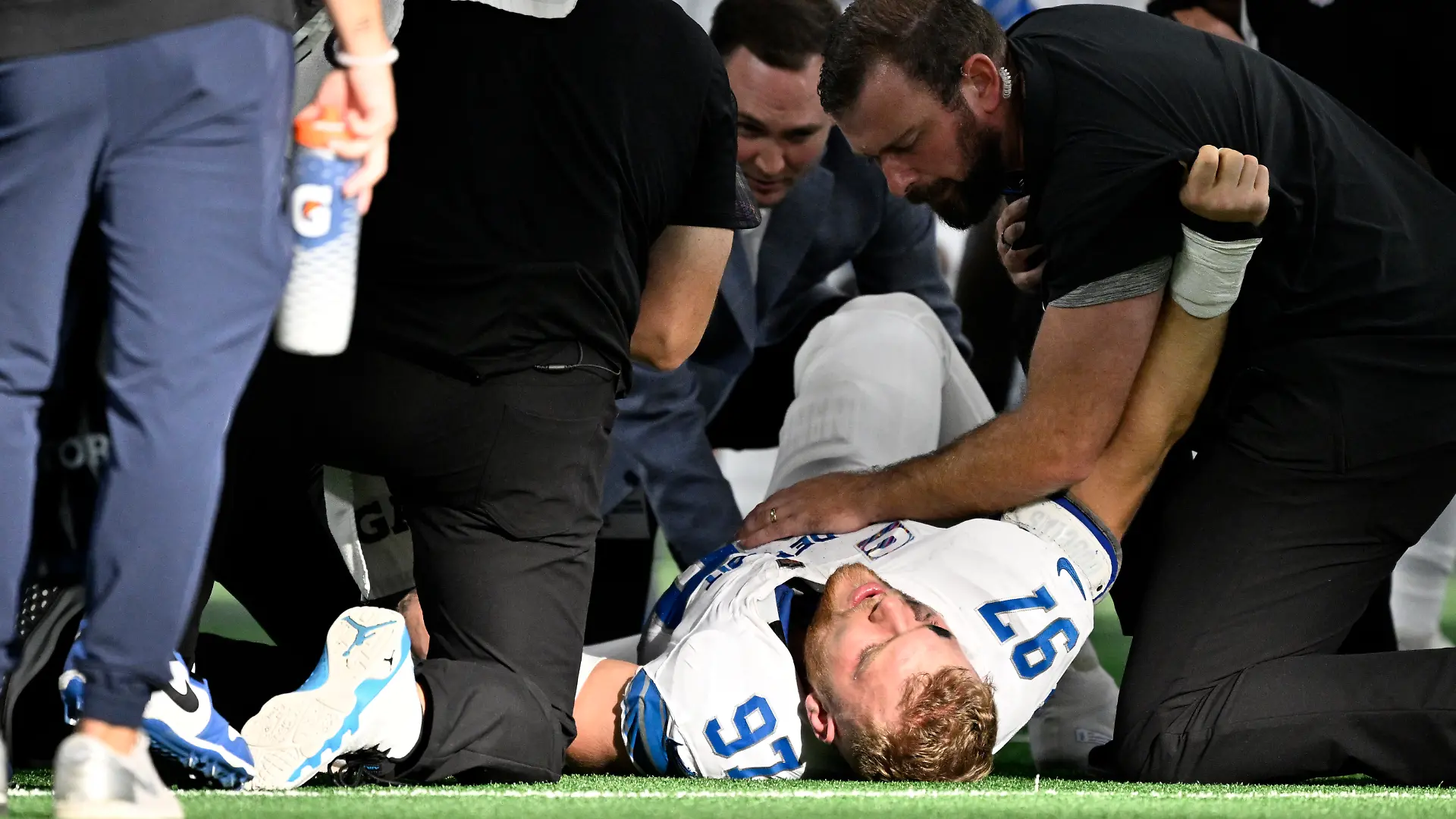 Aidan Hutchinson verletzte sich beim Sieg der Detroit Lions gegen die Dallas Cowboys schwer.