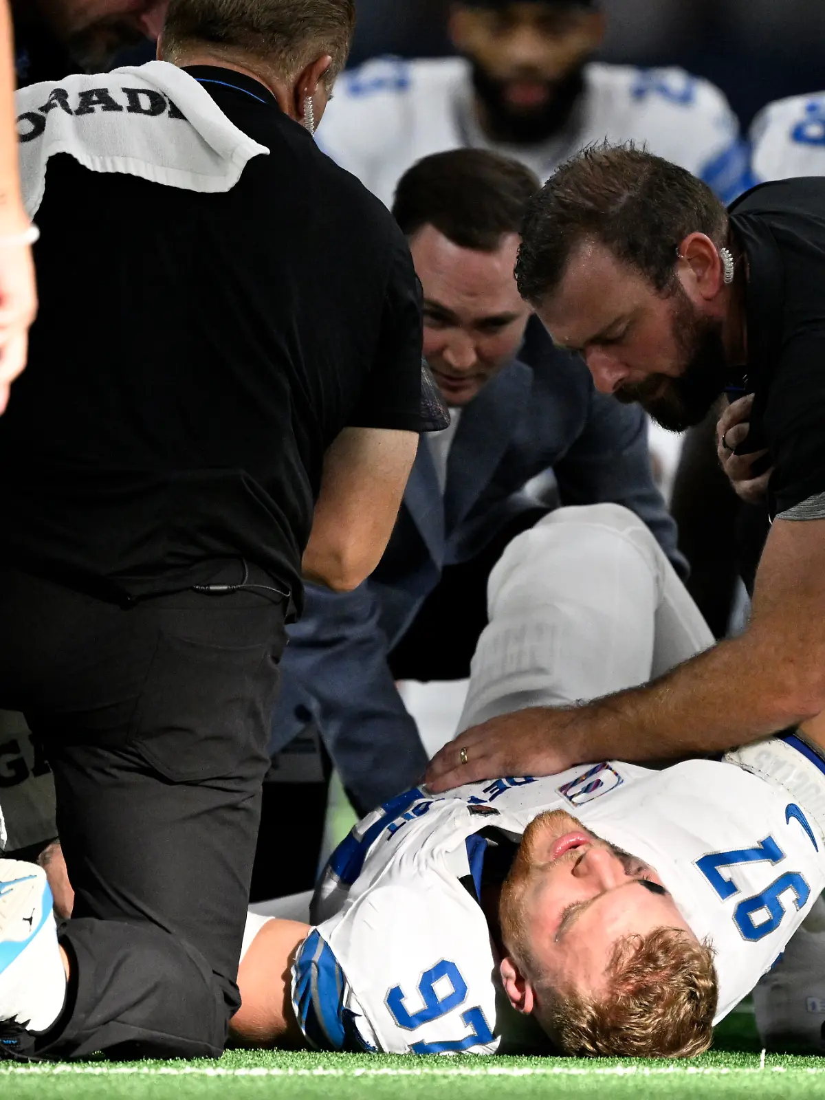 Aidan Hutchinson verletzte sich beim Sieg der Detroit Lions gegen die Dallas Cowboys schwer.