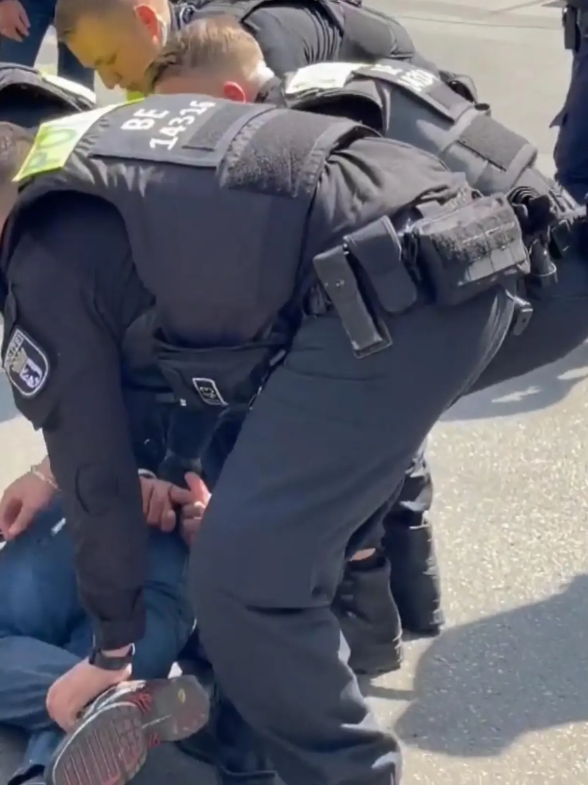 Der Tatverdächtige eines Mordes von Freitagmorgen ist am Nachmittag festgenommen worden Er soll seine ehemalige Partnerin mit Messerstichen auf offener Straße in Berlin-Pankow erstochen haben. Die Hintergründe der Tat sind noch unklar.