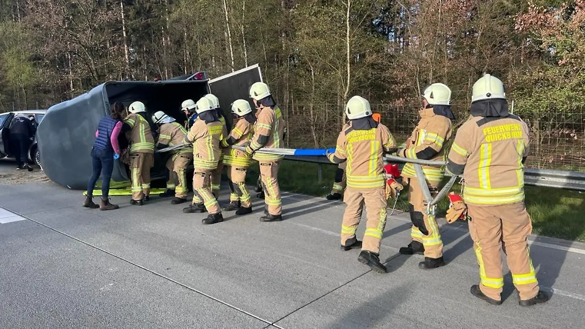 Mit Muskelkraft wurde das Pferd aus dem Anhänger gezogen und in einen weiteren verladen.
