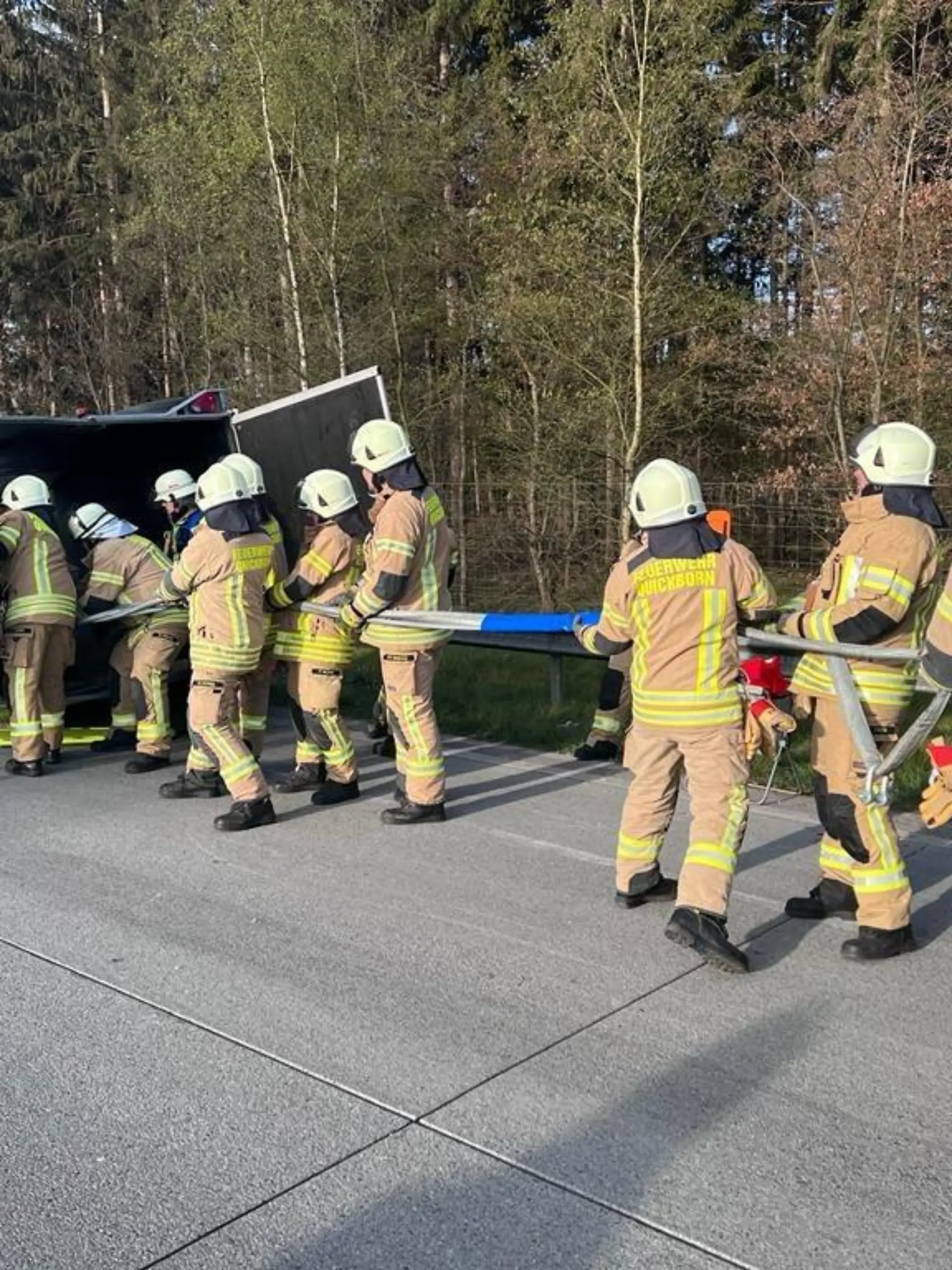 Mit Muskelkraft wurde das Pferd aus dem Anhänger gezogen und in einen weiteren verladen.