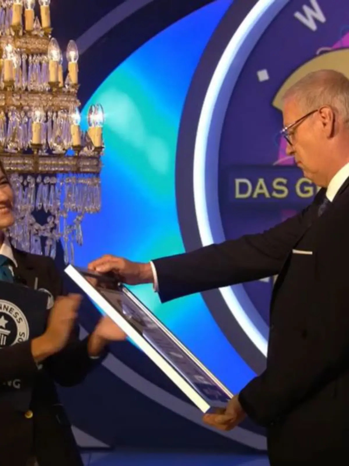 Günther Jauch wird zu seinem Weltrekord eine Urkunde im Studio überreicht