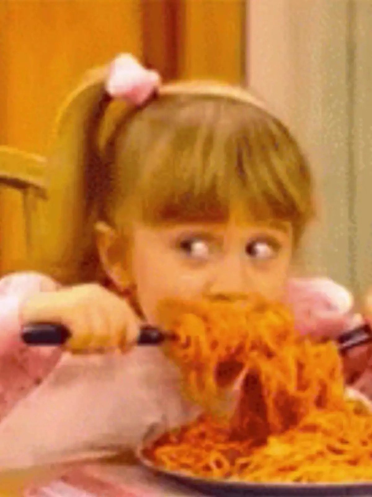 Kind isst Spaghetti