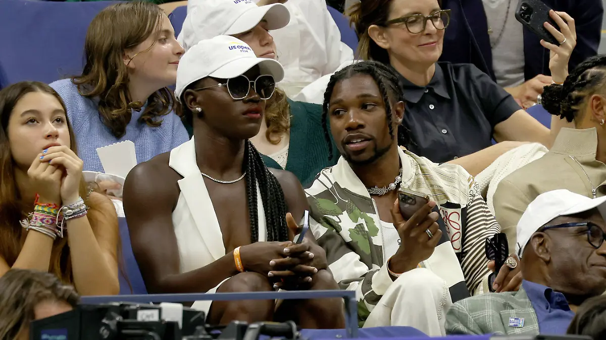 Junelle Bromfield und Noah Lyles sitzen bei den US Open im Publikum