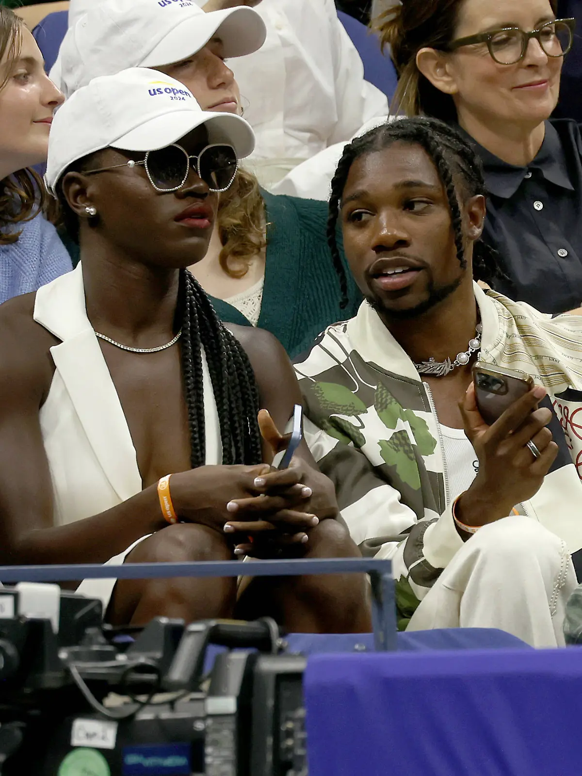 Junelle Bromfield und Noah Lyles sitzen bei den US Open im Publikum