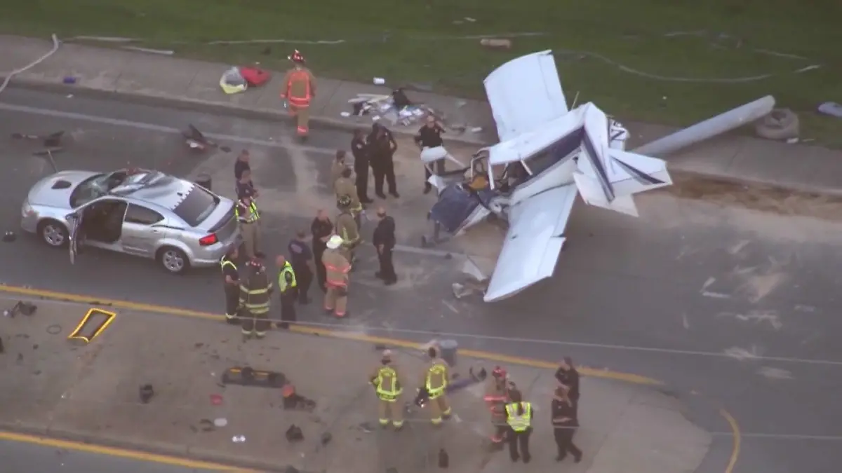 Pilot vermasselt Landung! Flieger kracht in Pkw Trümmerfeld auf Autobahn