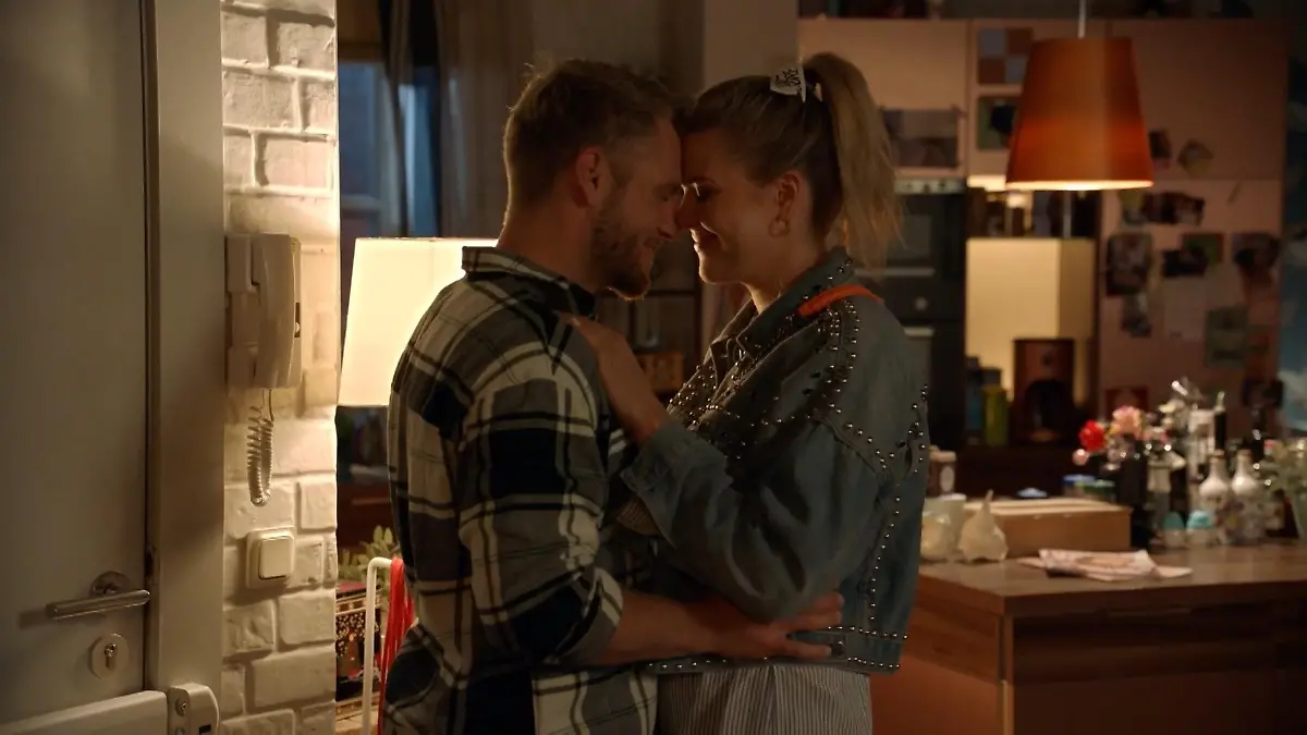 GZSZ-Folge 8131 vom 15. Oktober 2024 auf RTL+: Der perfekte Kuss! Paul und Alicia finden endlich zusammen