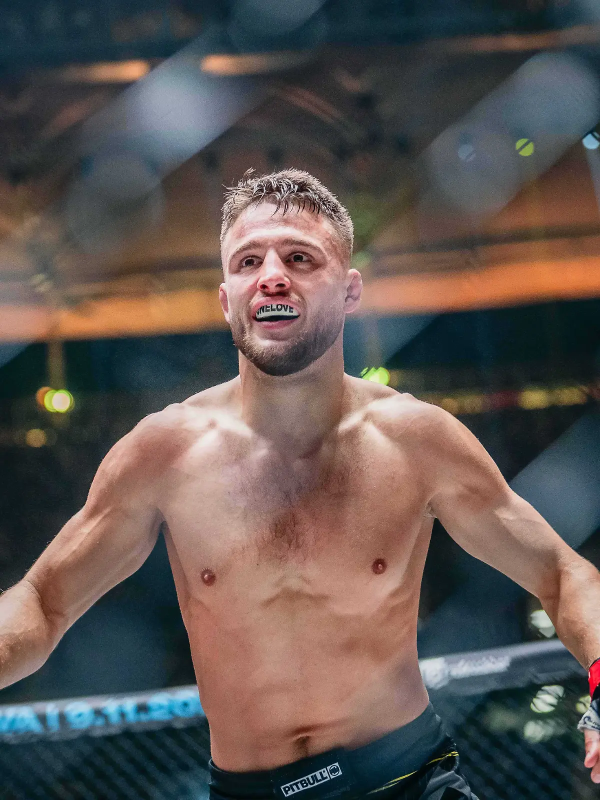 Niko Samsonidse (29) gewinnt beim Oktagon-MMA-Event in Frankfurt seinen Kampf gegen Daniel Torres bereits in Runde zwei.