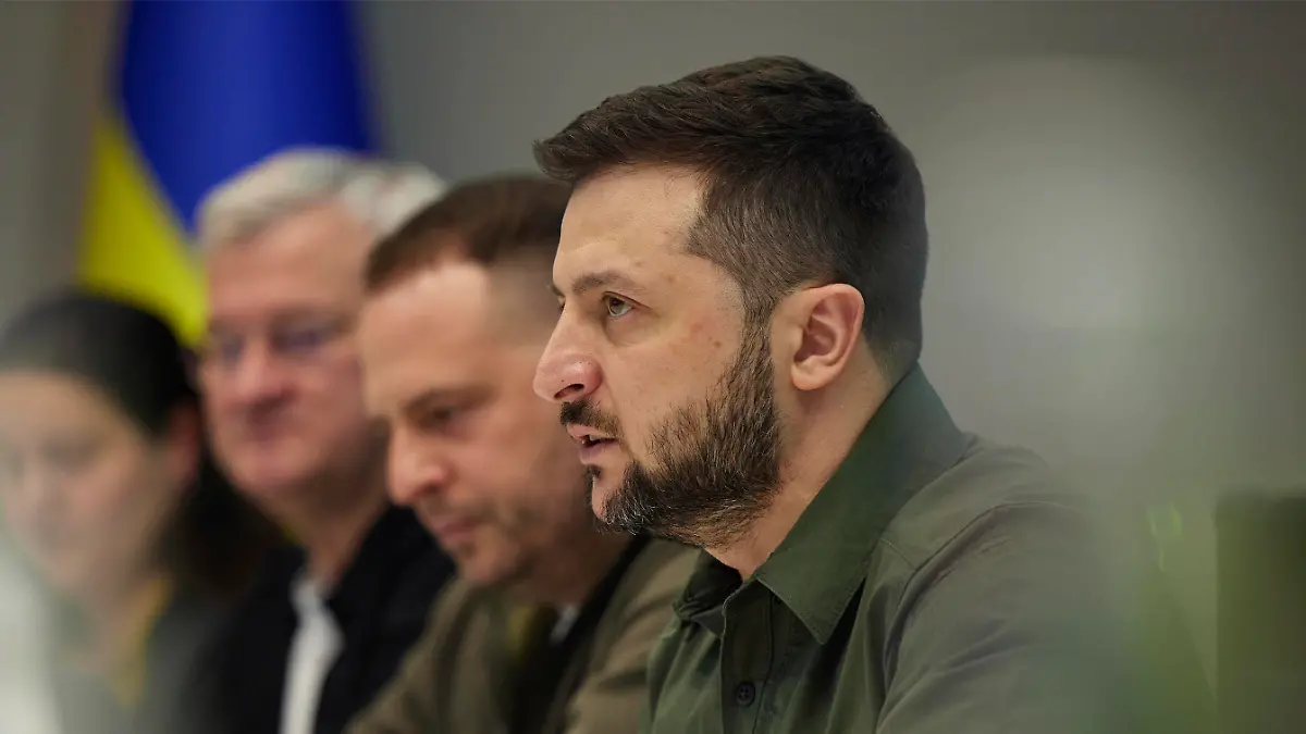  April 24, 2022, Kyiv, Ukraine: Ukrainian President Volodymyr Zelenskyy, right, and Head of the Office of the President of Ukraine Andriy Yermak, center, during a face-to-face meeting with U.S. Secretary of Defense Lloyd Austin, and U.S. Secretary of State Tony Blinken, April 24, 2022 in Kyiv, Ukraine. Austin and Blinken are the highest ranking U.S. officials to visit Kyiv since the Russian invasion. Kyiv Ukraine - ZUMAp138 20220424_zaa_p138_028 Copyright: xUkrainexPresidency/UkrainexPresix