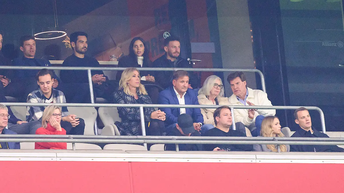 Thomas Müller sitzt auf der Tribüne neben Ilkay Gündogan und Ex-Teammanager Thomas Beheshti.