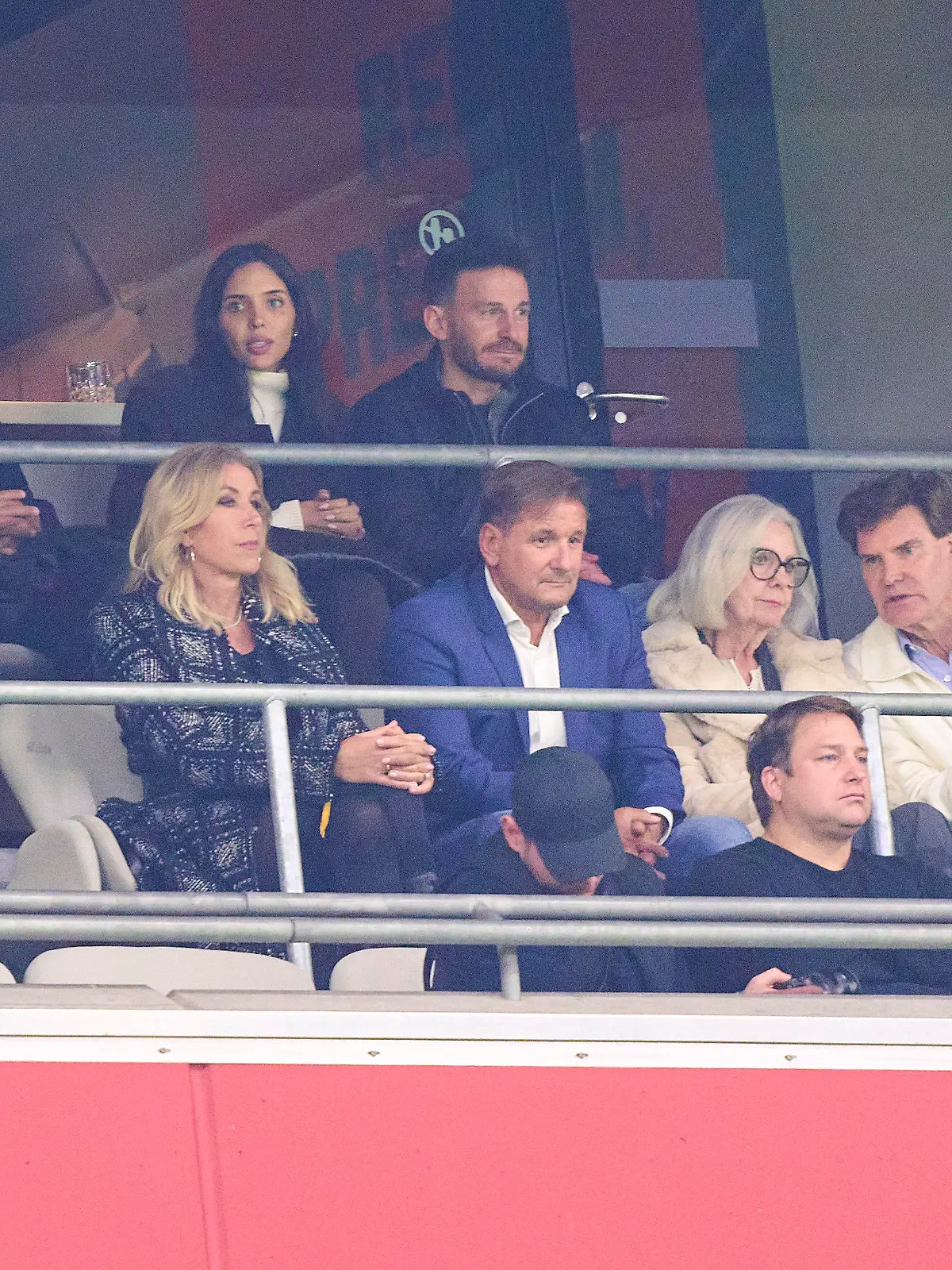 Thomas Müller sitzt auf der Tribüne neben Ilkay Gündogan und Ex-Teammanager Thomas Beheshti.