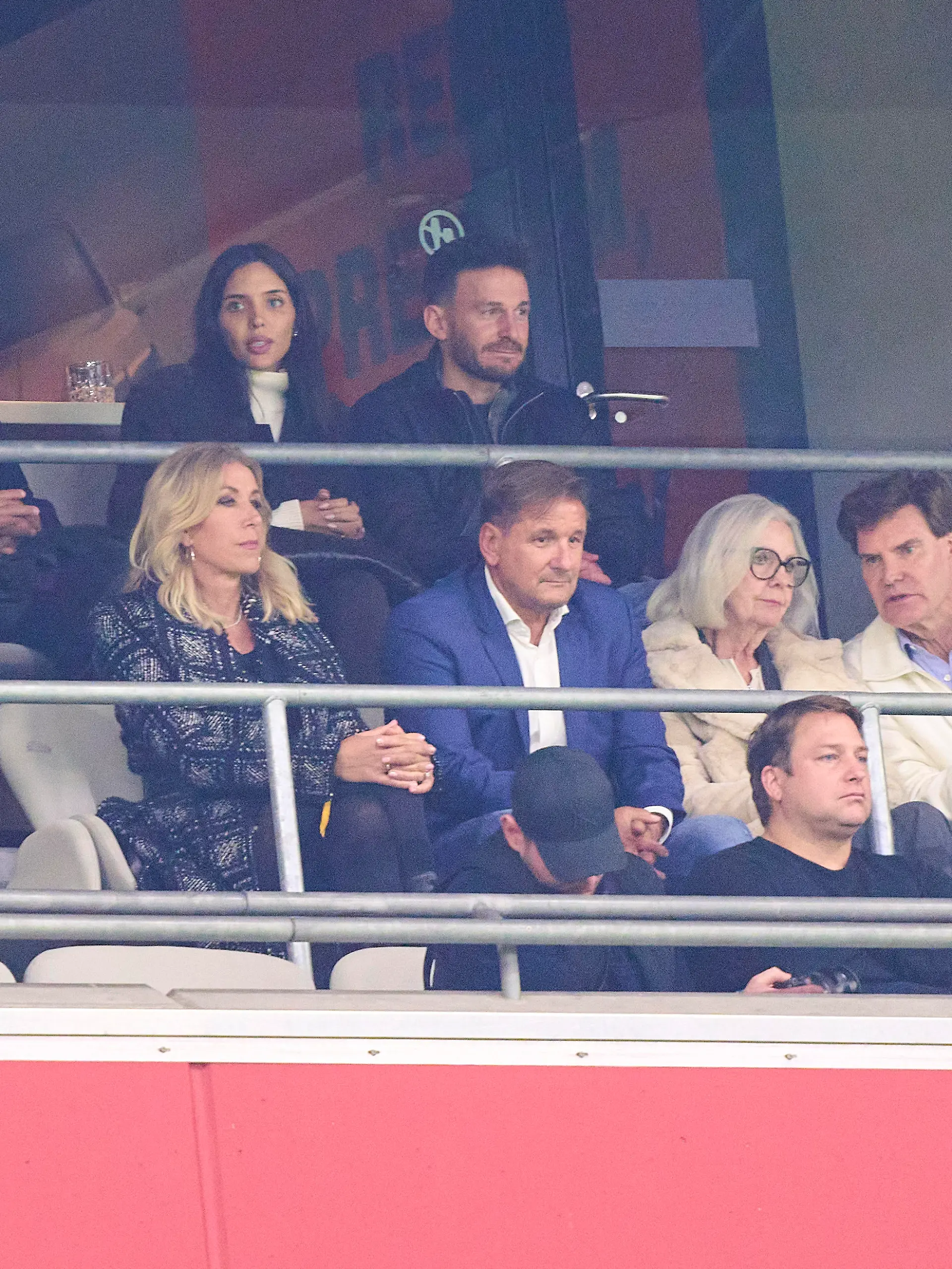 Thomas Müller sitzt auf der Tribüne neben Ilkay Gündogan und Ex-Teammanager Thomas Beheshti.