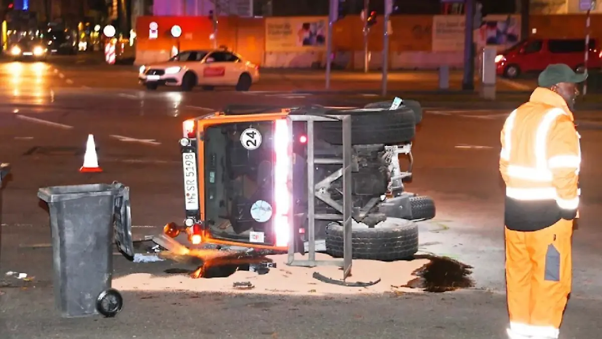 Kehrmaschine liegt nach Zusammenprall auf der Seite.