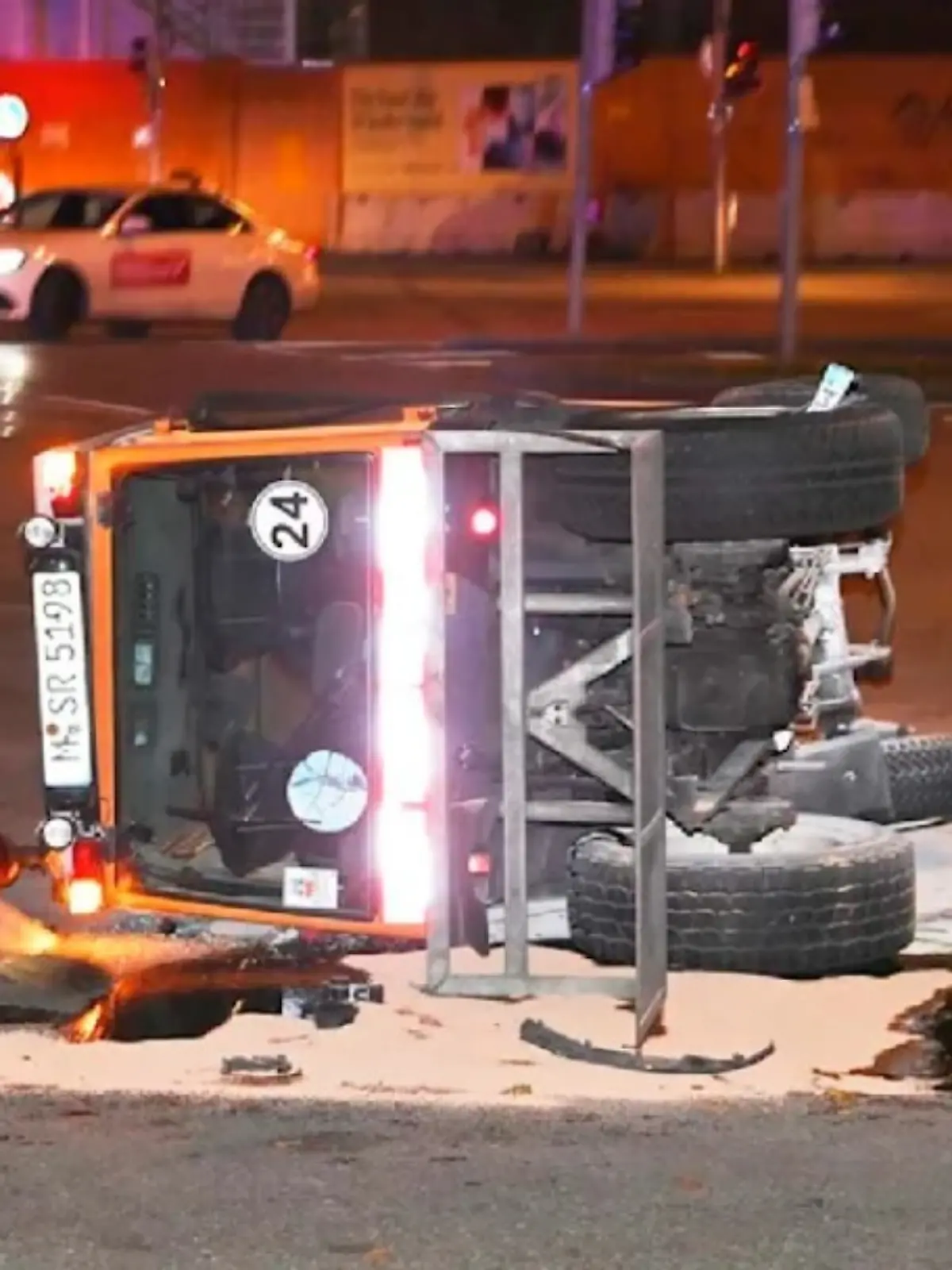 Kehrmaschine liegt nach Zusammenprall auf der Seite.