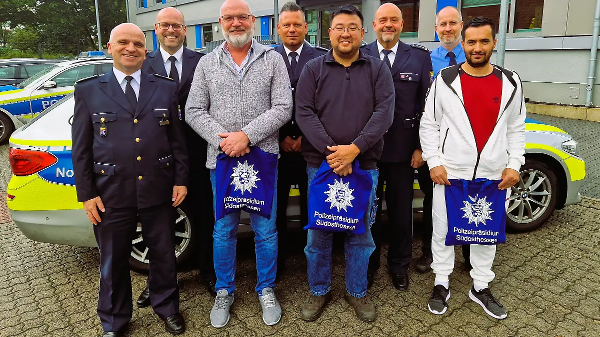 Im Vordergrund die drei Geehrten, dann v. l. Abteilungsdirektor Marco Weller (Leiter der Abteilung Einsatz), Polizeioberrat Etienne Schmitt (Leiter der Direktion Verkehrssicherheit / Sonderdienste), Polizeihauptkommissar Timo Rosenberger (stellv. Leiter der Polizeiautobahnstation Langenselbold), Erster Polizeihauptkommissar Christian Kreß (Leiter der Polizeiautobahnstation Langenselbold) sowie Polizeioberkommissar Ulrich Bartl (diensthabender Beamter von der Polizeiautobahnstation Langenselbod zum Vorfallszeitpunkt)
