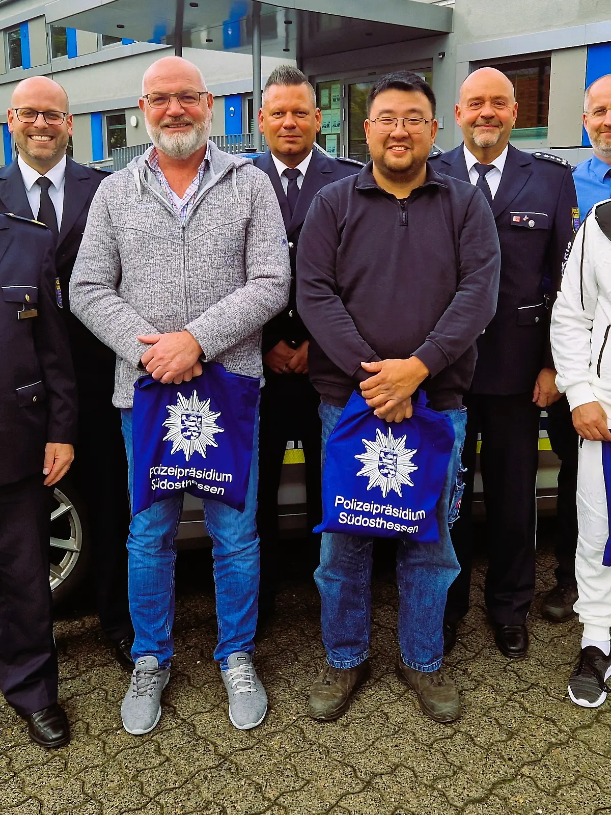 Im Vordergrund die drei Geehrten, dann v. l. Abteilungsdirektor Marco Weller (Leiter der Abteilung Einsatz), Polizeioberrat Etienne Schmitt (Leiter der Direktion Verkehrssicherheit / Sonderdienste), Polizeihauptkommissar Timo Rosenberger (stellv. Leiter der Polizeiautobahnstation Langenselbold), Erster Polizeihauptkommissar Christian Kreß (Leiter der Polizeiautobahnstation Langenselbold) sowie Polizeioberkommissar Ulrich Bartl (diensthabender Beamter von der Polizeiautobahnstation Langenselbod zum Vorfallszeitpunkt)