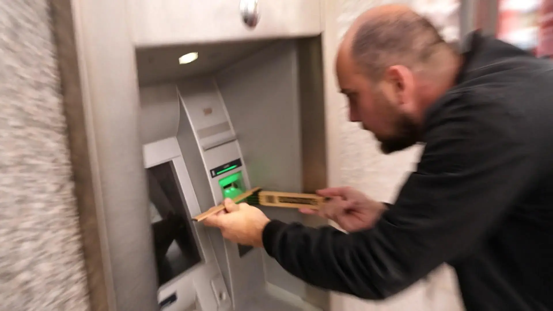 Warum passt die Karte in den Bankautomat? Alles Gute zum Weltnormentag