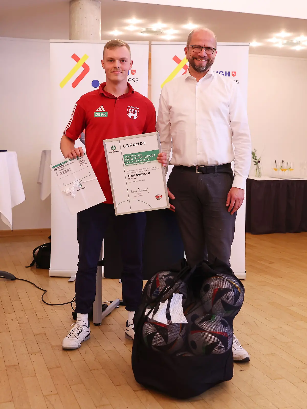 Finn Krutsch (links) erhält vom Vizepräsidenten des niedersächsischen Fußballverbandes Jens Grützmacher die Urkunde für seine Fair-Play-Geste.