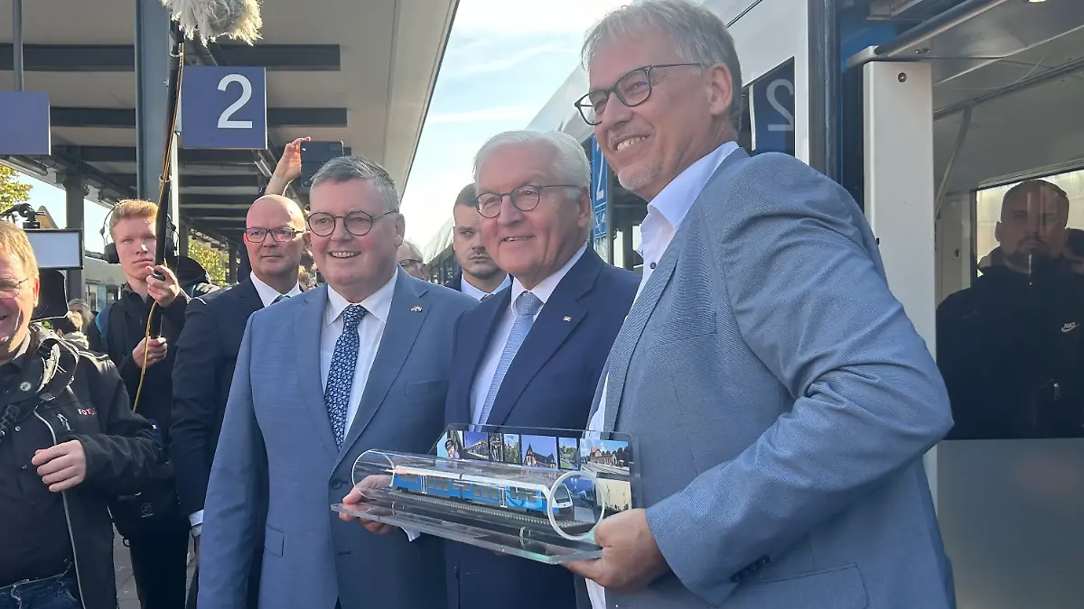 Bundespräsident Frank-Walter Steinmeier kommt am Dienstag in Nordhorn mit dem Zug an.