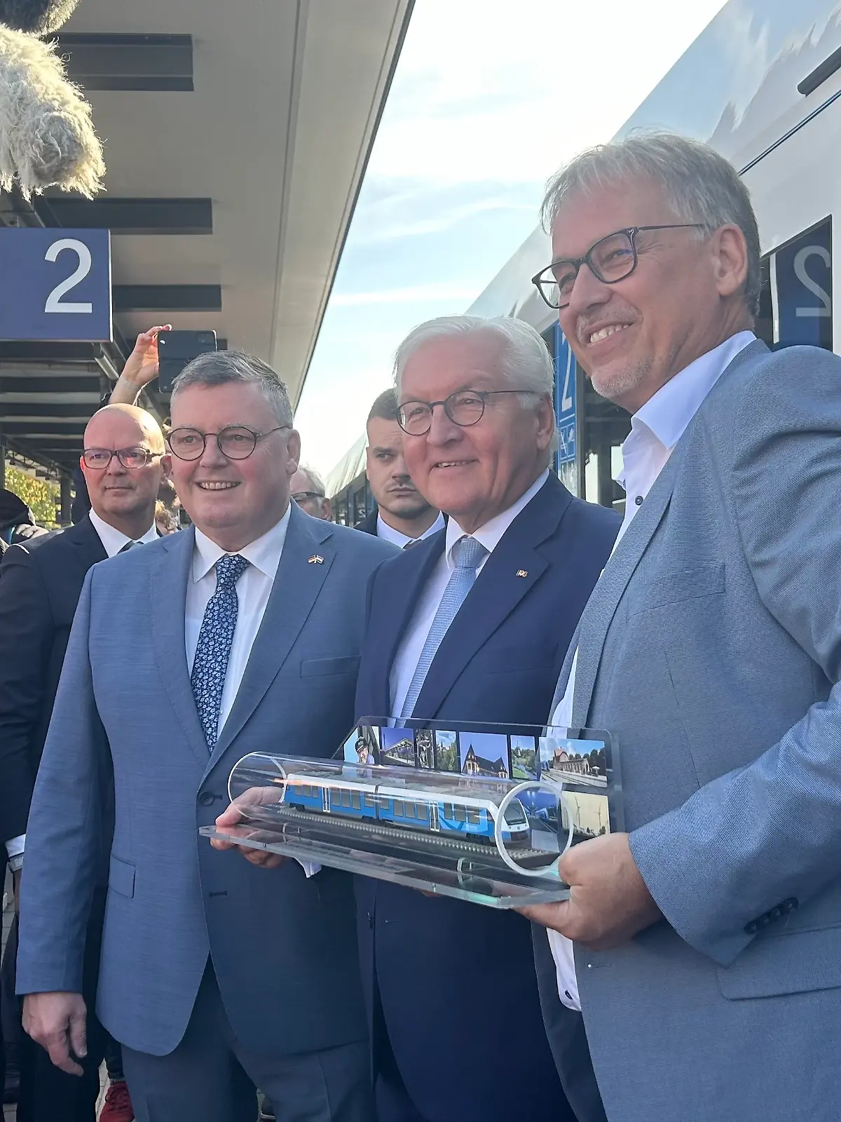 Bundespräsident Frank-Walter Steinmeier kommt am Dienstag in Nordhorn mit dem Zug an.