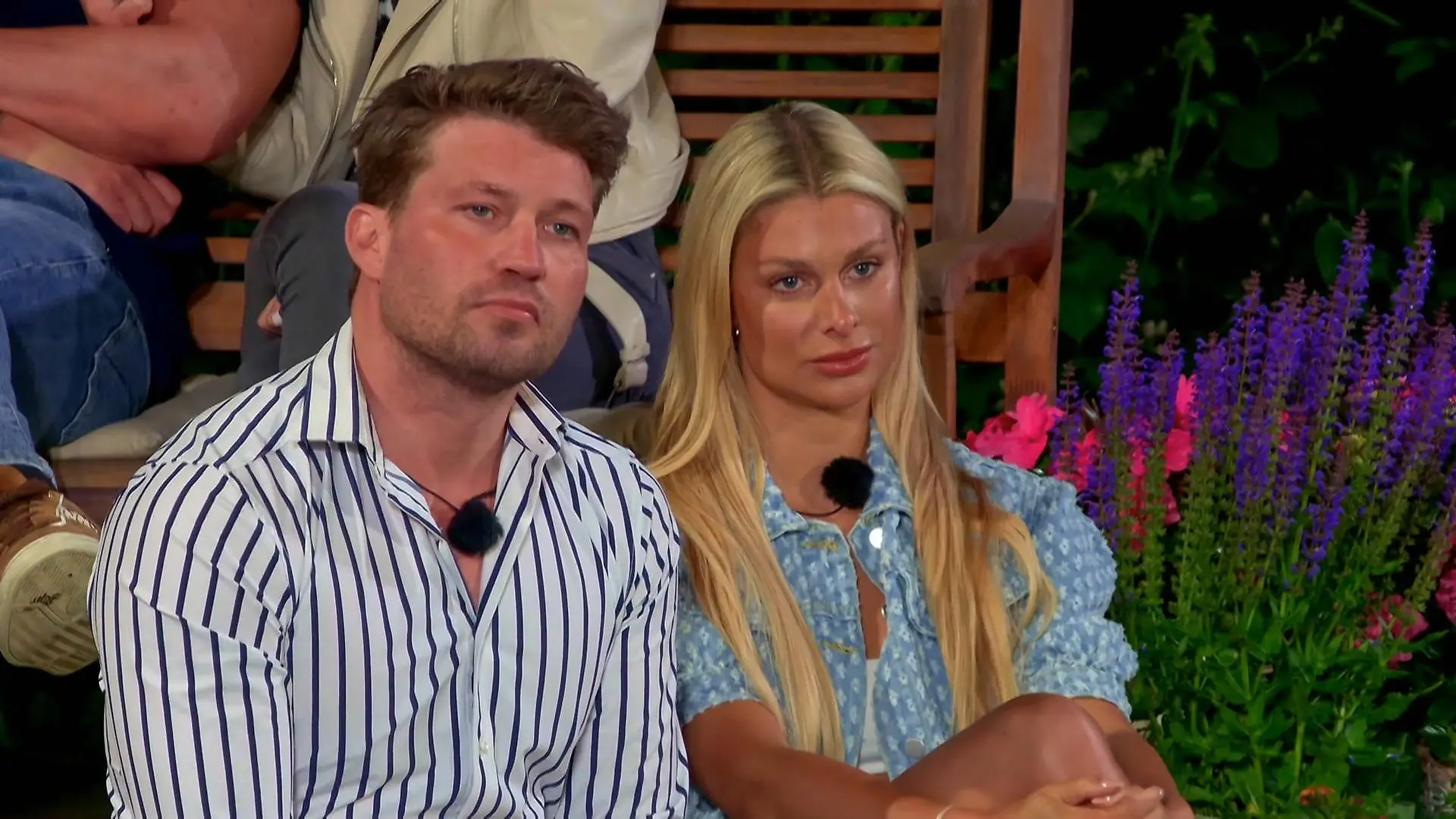 Raúl und Vanessa müssen ihre Koffer packen.