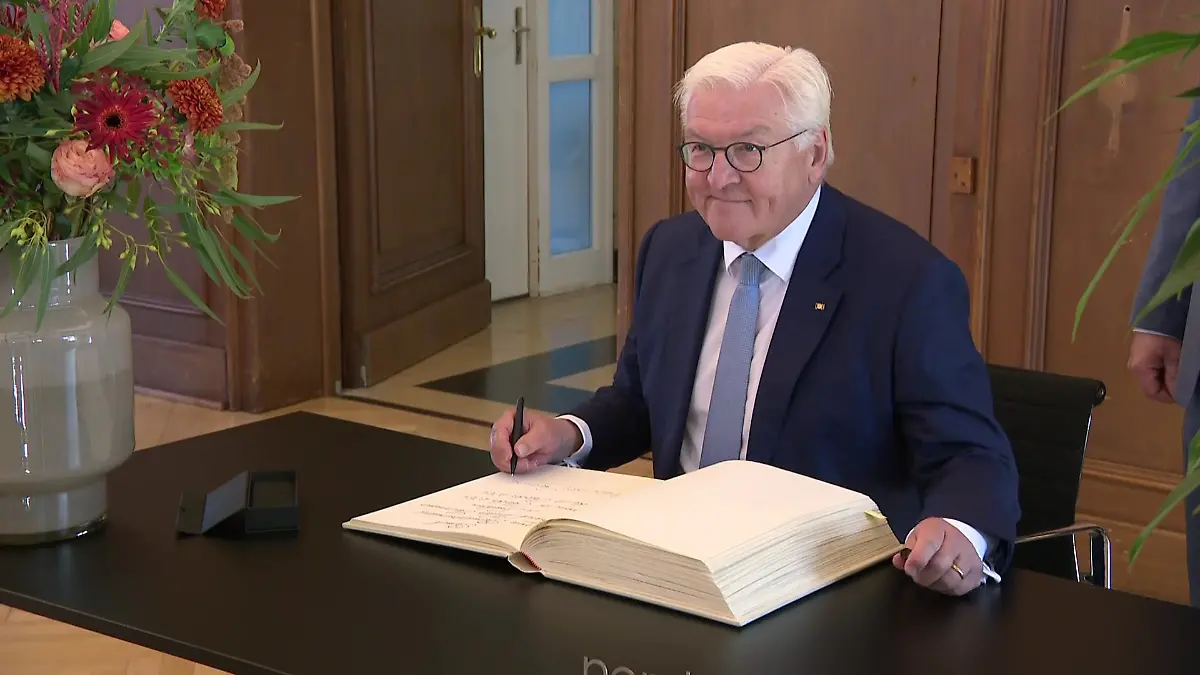 Frank-Walter Steinmeier bei der Eintragung ins Goldene Buch von Nordhorn.