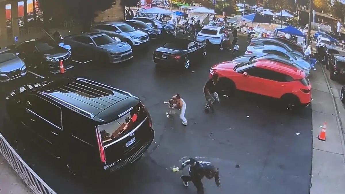 Plötzlich fallen 50 Schüsse – Eltern retten ihre Kinder Überwachungsvideo hält Drama fest!