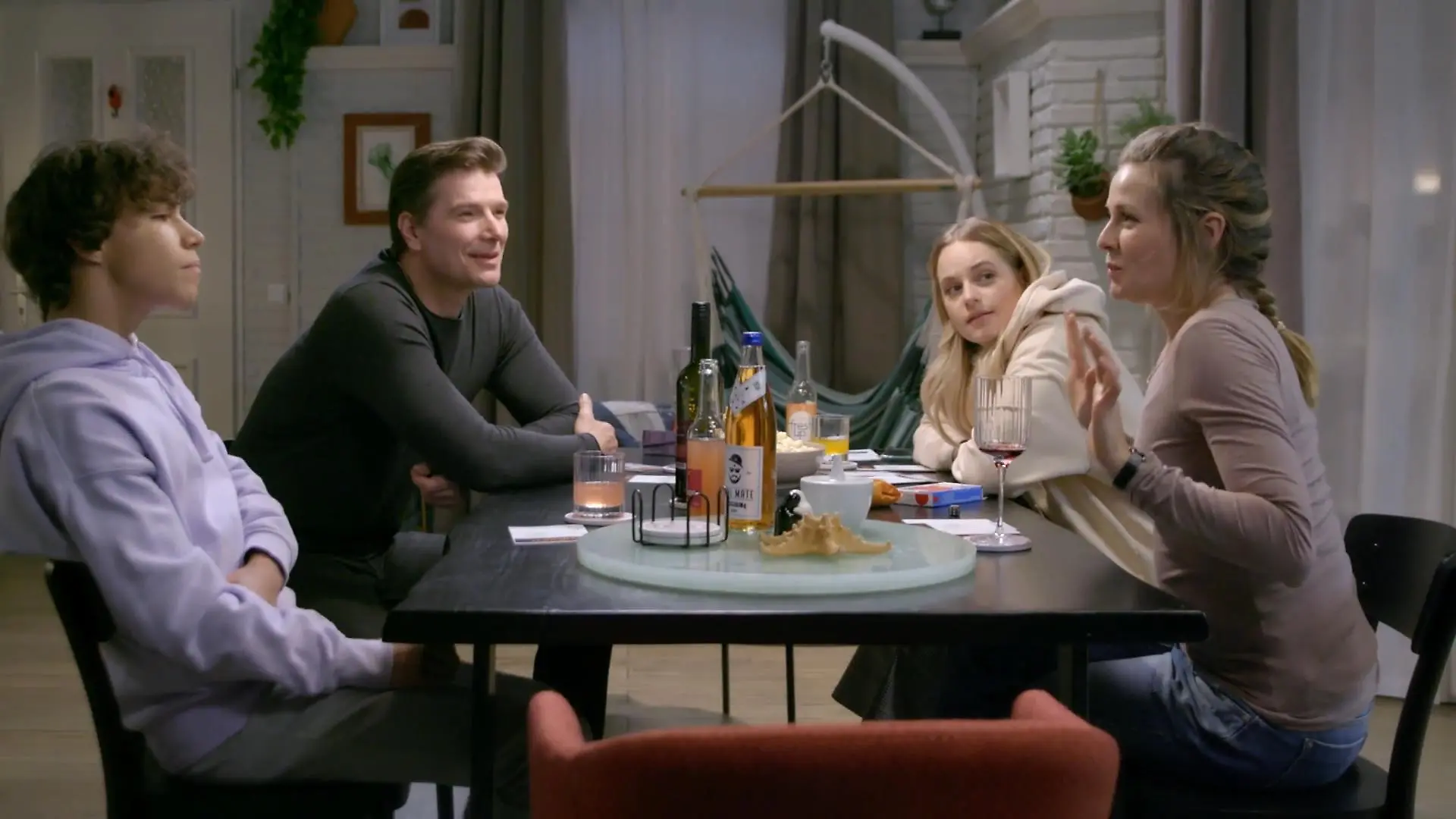 Die Familie Weigel wiedervereint? „Unter uns“-Folge vom 11.05.22
