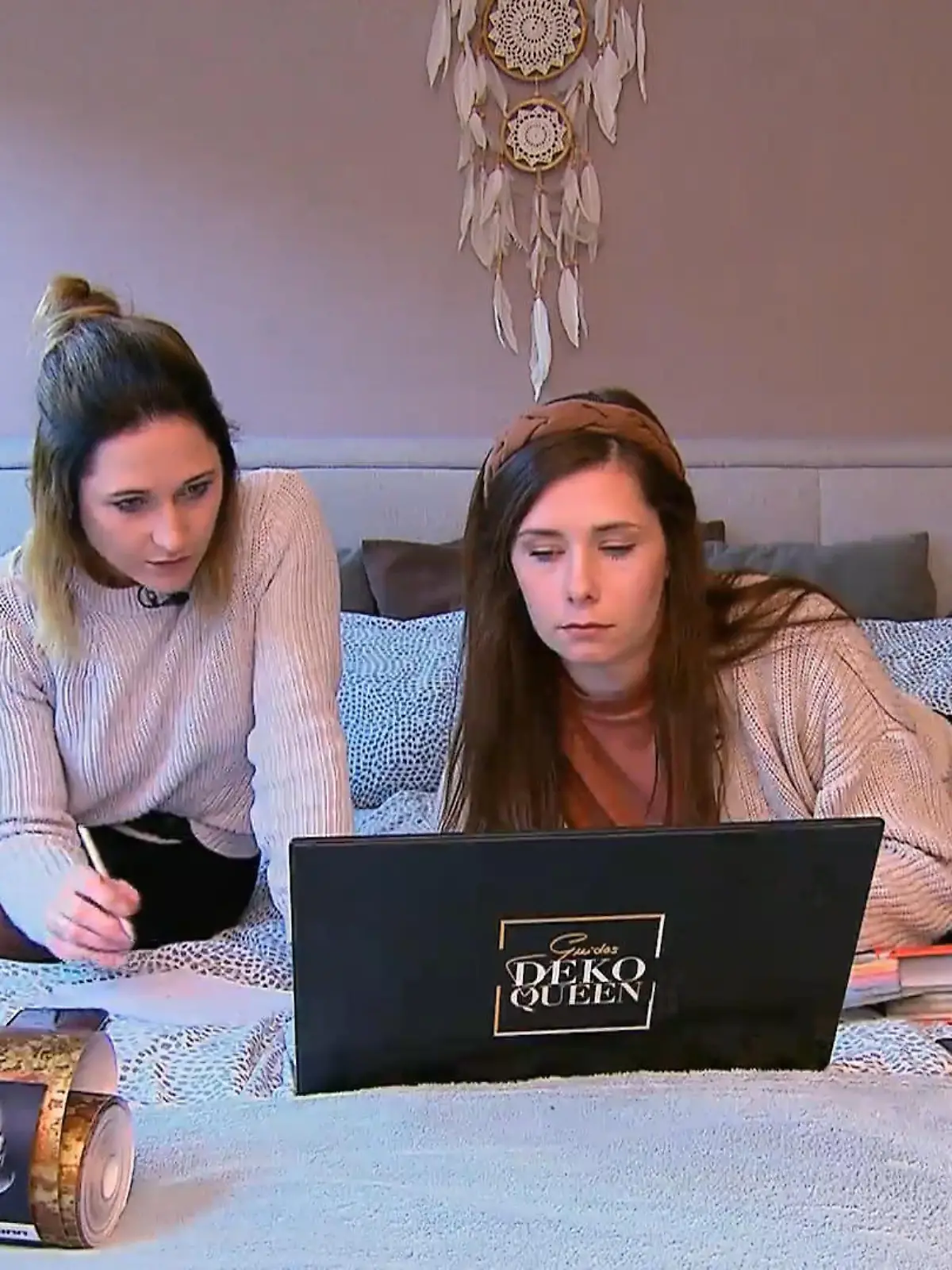 Bild zu: "Traut sich Emily an Farbe ran?"