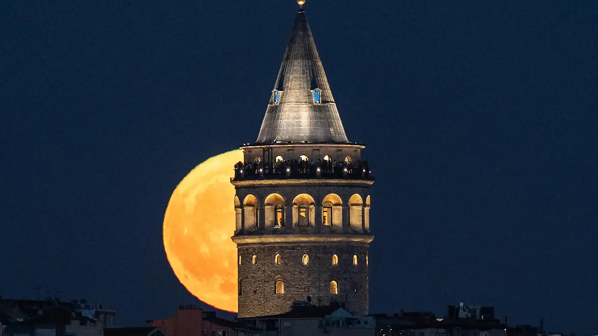 ISTANBUL, TURKIYE - AUGUST 19: Super moon rises over the Galata Tower in Istanbul, Turkiye on August 19, 2024. Hakan Akgun / Anadolu