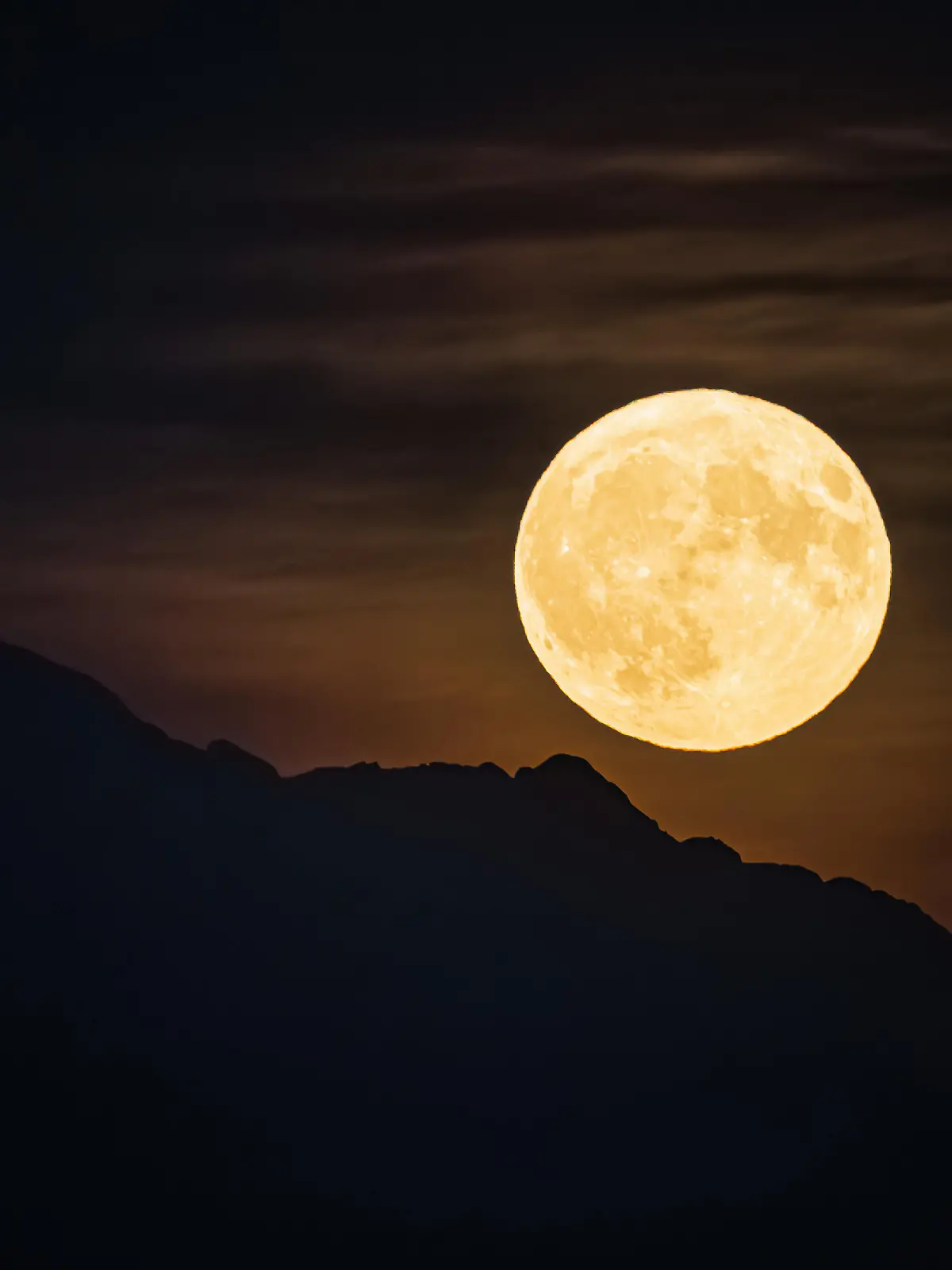 A so called blue supermoon rises above the "Dent d'Oche" mountain seen from Allaman, Switzerland, Monday August 19, 2024. KEYSTONE/Valentin Flauraud)