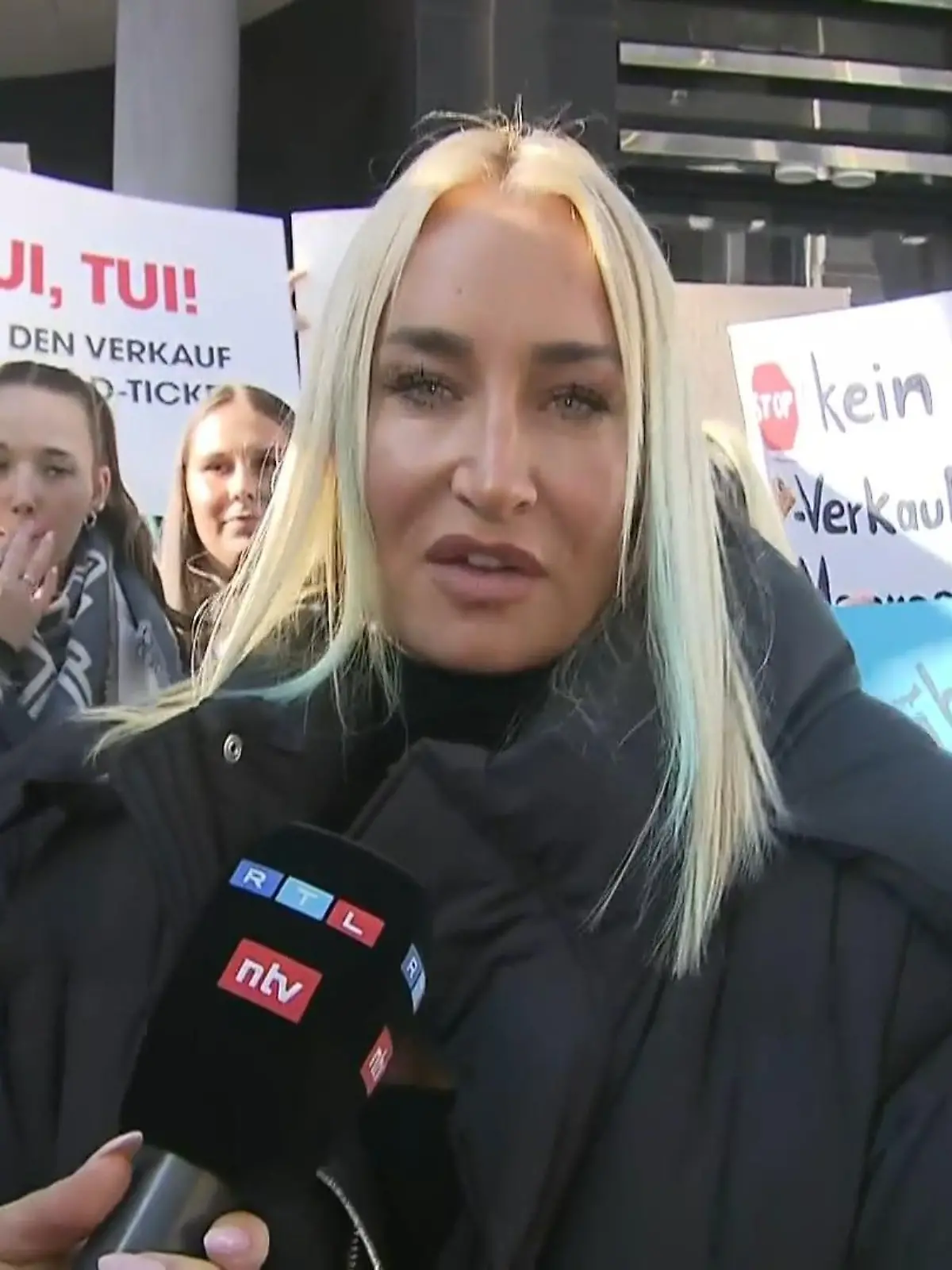 Bild zu: "Eingesperrt im Aquarium! Sarah Connor protestiert gegen Tui"