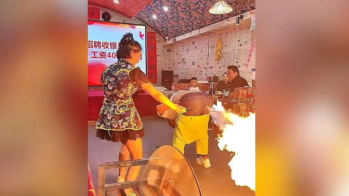 PO-Bietung schockiert Restaurantgäste Feuer-Furz schießt aus Hintern!