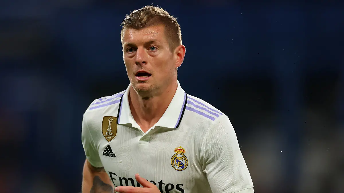ARCHIV - 18.04.2023, England, Chelsea: Fußball: Champions League, K.o.-Runde, Viertelfinale, Rückspiel, FC Chelsea - Real Madrid: Toni Kroos von Real Madrid in Aktion. Kroos verlängert bei Real bis 2024. (zu dpa: «Toni Kroos verlängert bei Real Madrid bis 2024») Foto: Shaun Brooks/Action Plus Sports via ZUMA Wire/dpa +++ dpa-Bildfunk +++