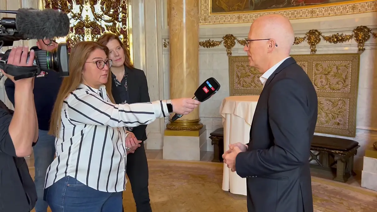 RTL Nord-Zuschauerin Orchidee Brömme im Interview mit Peter Tschentscher.