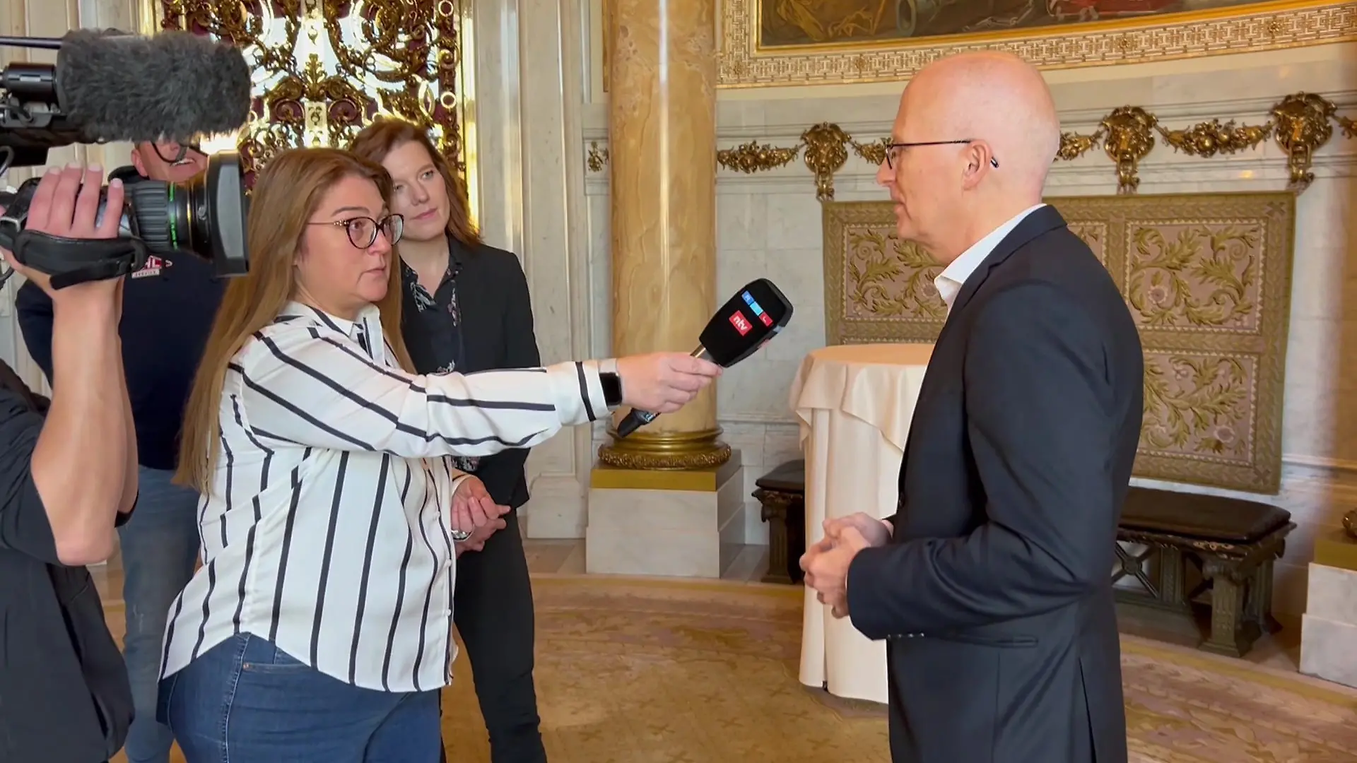 RTL Nord-Zuschauerin Orchidee Brömme im Interview mit Peter Tschentscher.