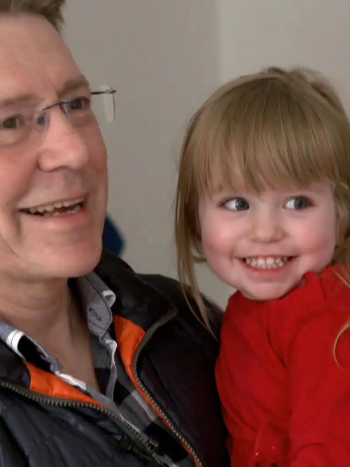Heinz Lepper (59) war monatelang verzweifelt: Der zweifache Vater konnte seine beiden Kinder, Julian und Anna, nicht sehen, denn: Seine Ex-Frau, der man das Sorgerecht aufgrund ihrer politischen Gesinnung wegnahm, war mit den beiden untergetaucht. Jetzt gibt's endlich das langersehnte Happy End!