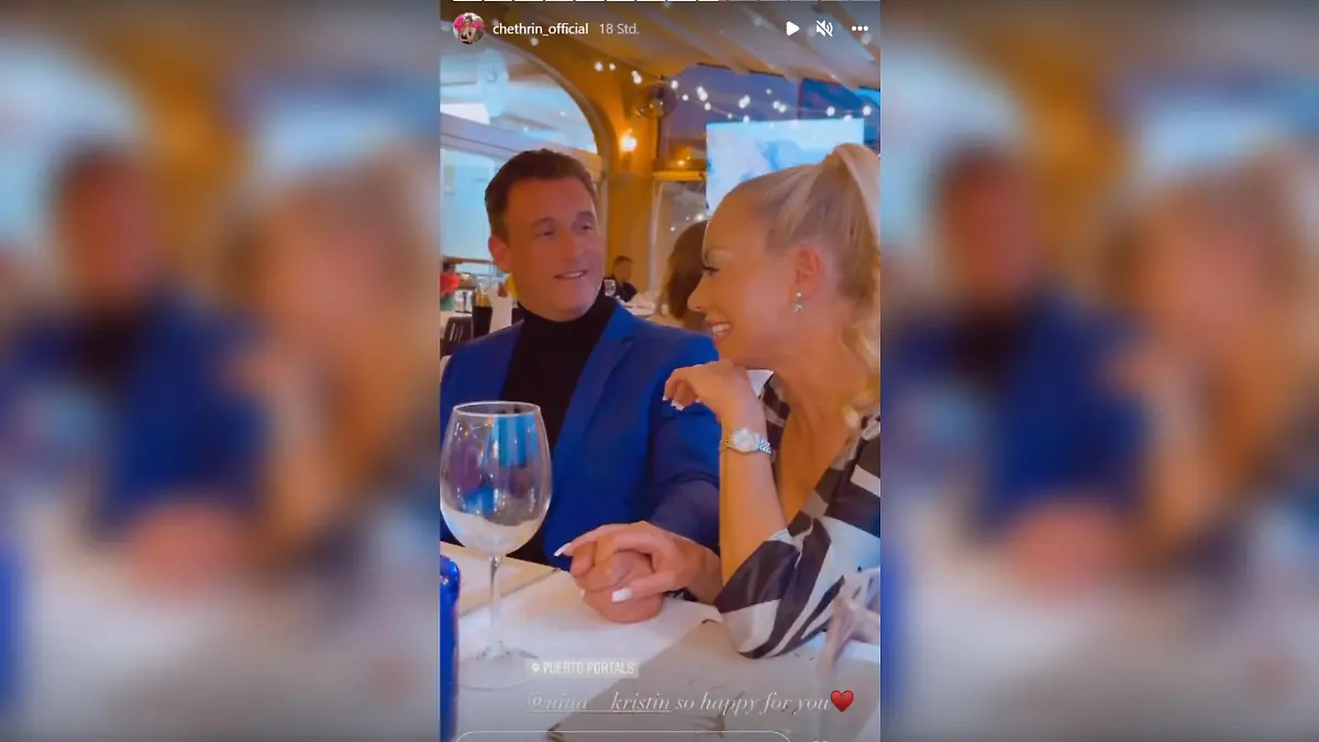 Treffen sich zwei Turteltauben im Restaurant ... Nina Kristin scheint wirklich ziemlich verliebt zu sein.