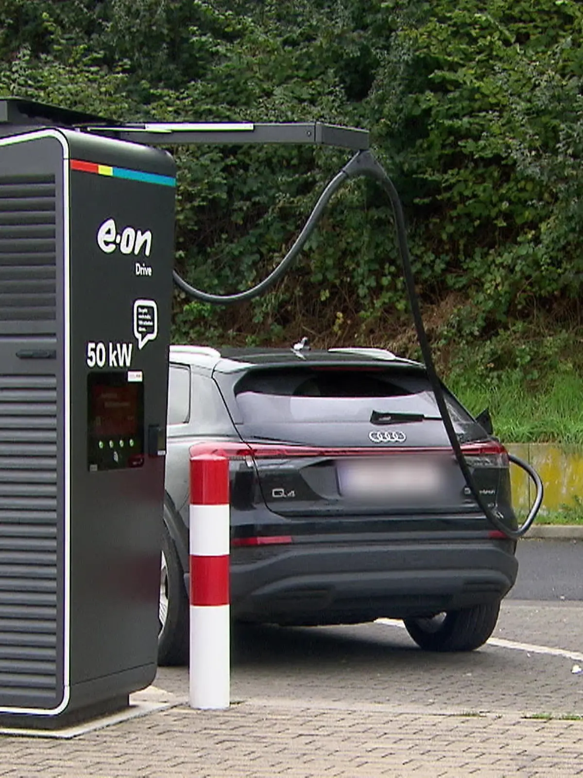 Bild zu: "E-Mobilität stockt"