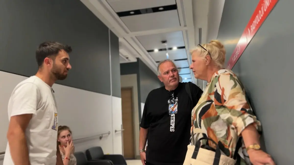 Nach den Untersuchungen erzählt Silvia ihrem Verlobten Harald und weiteren Wollny-Mitgliedern von der schlimmen Diagnose. 