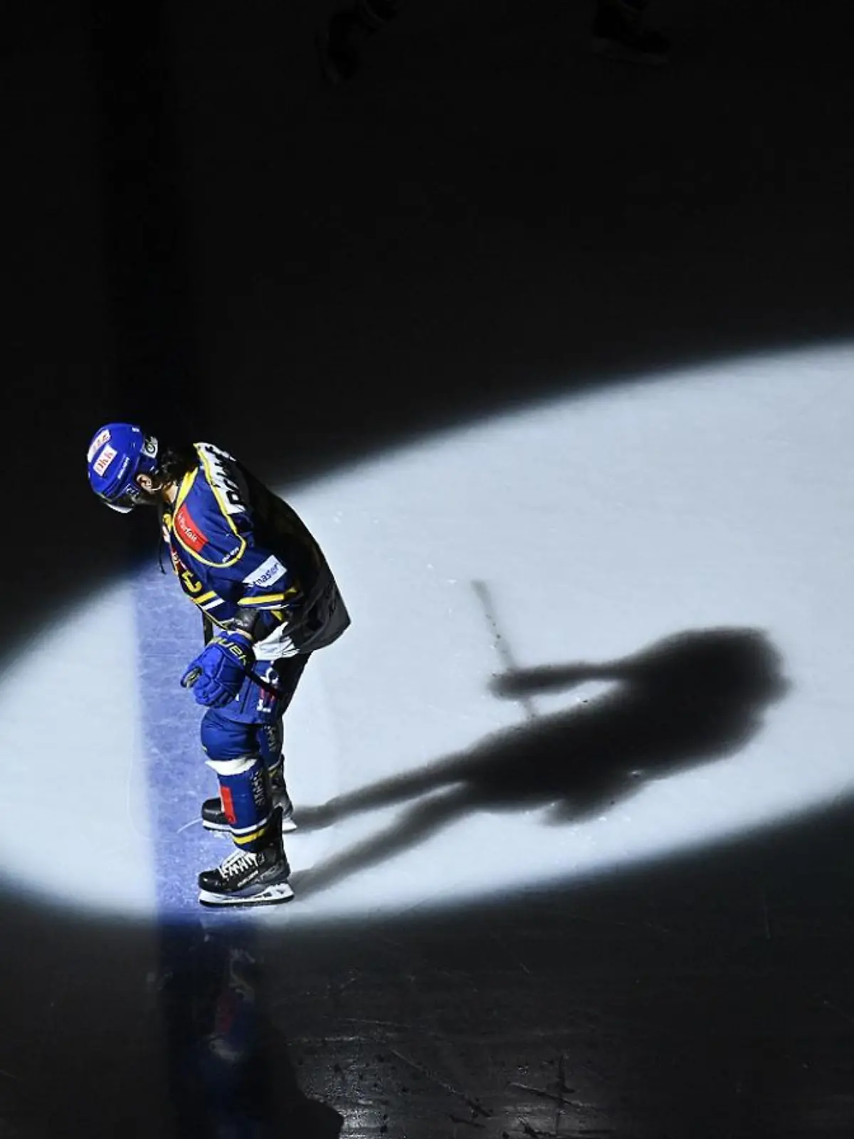 Davos' Andres Ambuehl vor dem Eishockey Spiel der National League zwischen dem HC Davos und dem HC Ajoie, am Samstag, 18. Februar 2023, im Eisstadion in Davos. (KEYSTONE/Gian Ehrenzeller)
