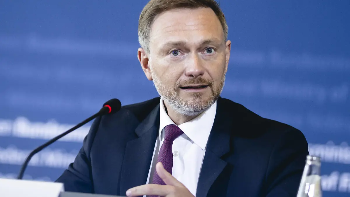 News Bilder des Tages Bundesfinanzminister Christian Lindner FDP im Rahmen einer Pressekonferenz zum Stabilitaetsrat im Bundesfinanzministerium. Berlin, 28.04.2022. Berlin Deutschland *** Federal Minister of Finance Christian Lindner FDP during a press conference on the Stability Council at the Federal Ministry of Finance Berlin, 28 04 2022 Berlin Germany Copyright: xXanderxHeinl/photothek.dex