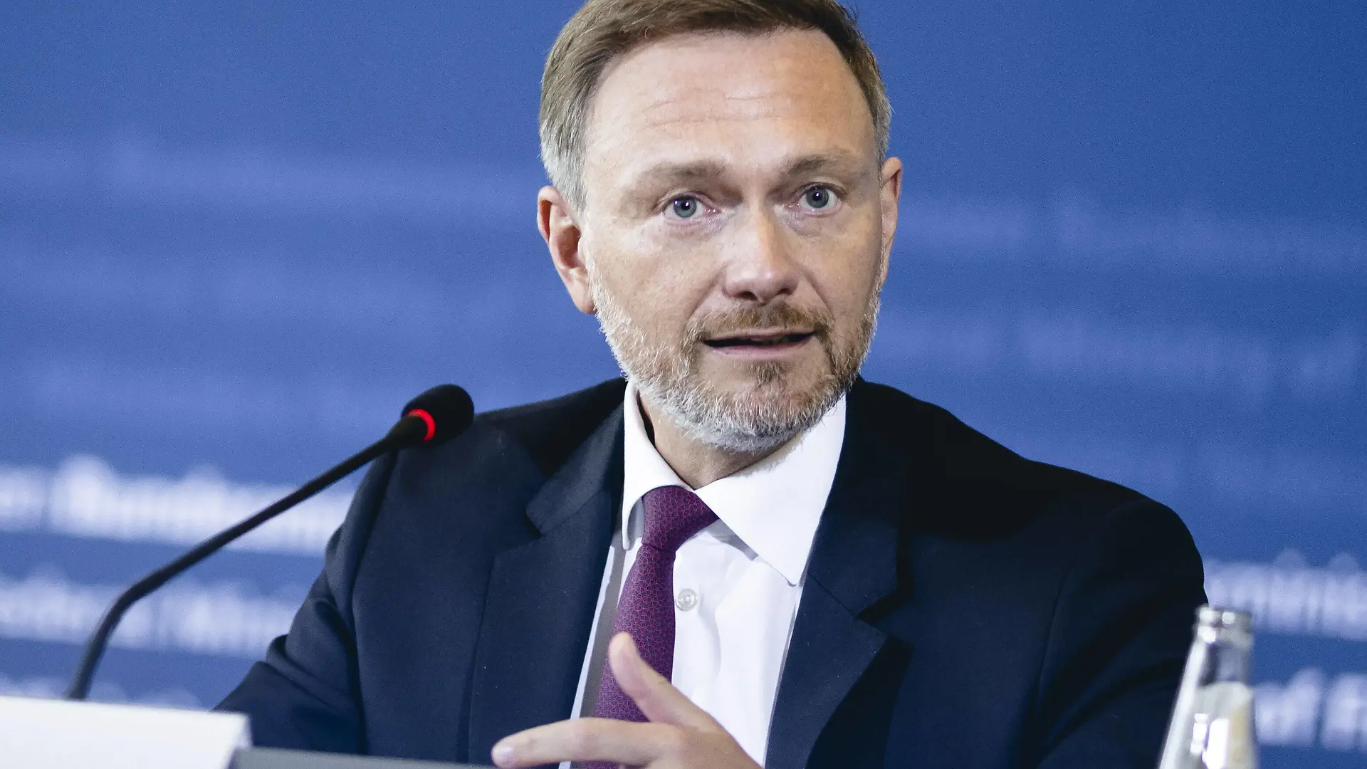 News Bilder des Tages Bundesfinanzminister Christian Lindner FDP im Rahmen einer Pressekonferenz zum Stabilitaetsrat im Bundesfinanzministerium. Berlin, 28.04.2022. Berlin Deutschland *** Federal Minister of Finance Christian Lindner FDP during a press conference on the Stability Council at the Federal Ministry of Finance Berlin, 28 04 2022 Berlin Germany Copyright: xXanderxHeinl/photothek.dex