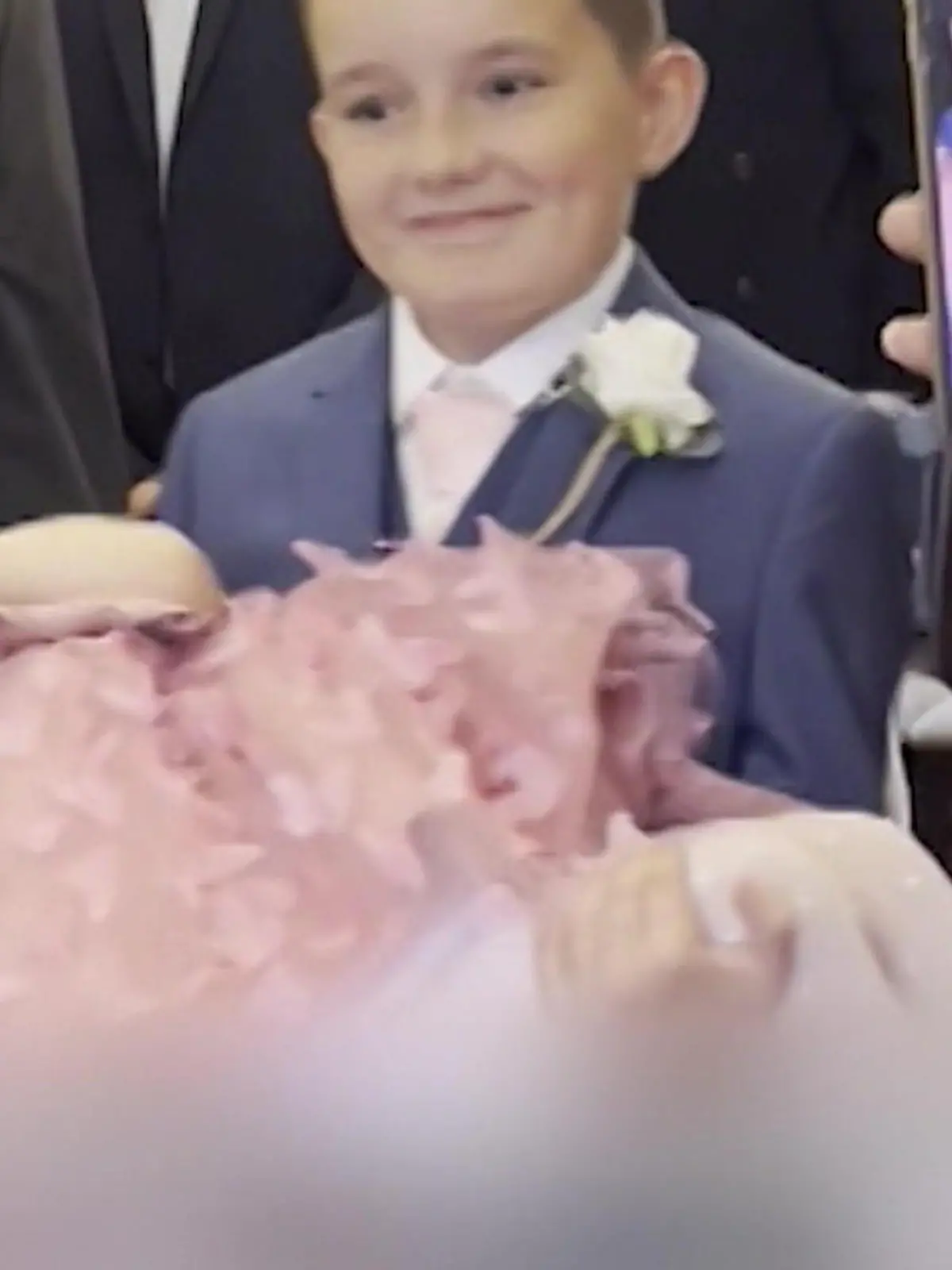 Bild zu: "Dabei ging’s noch gar nicht los! Blumenmädchen (1) schläft vor Hochzeit ein "