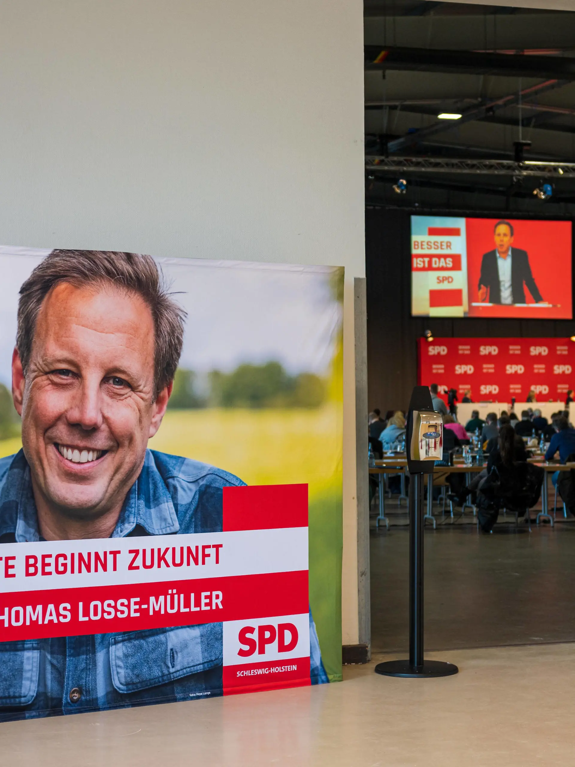  Neumünster, 5. Februar 2022, Landeswahlkonferenz der SPD Schleswig-Holstein. Thema: Wahl der Landesliste der SPD Schleswig-Holstein für die Landtagswahl. Die SPD-Landesvorsitzende Serpil Midyatli hat den Listenvorschlag eingebracht. Die Bewerbungsrede von SPD-Spitzenkandidat Thomas Losse-Müller für Listenplatz 1 wurde per Video zugeschaltet.